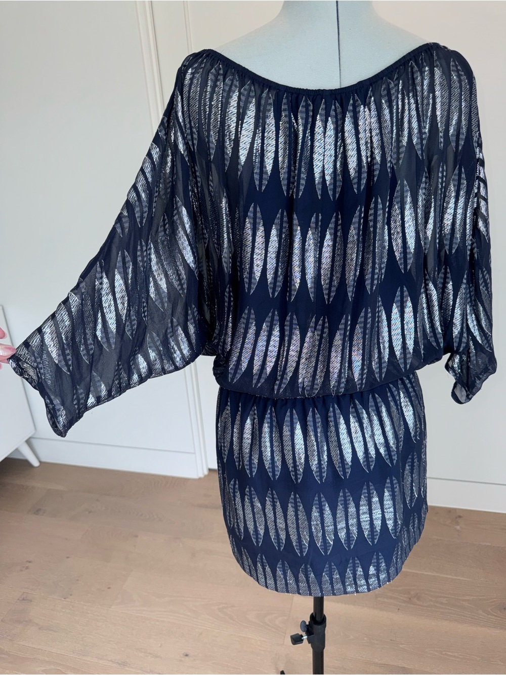 Navy Metallic Leaf-Pattern Long Sleeve Dress - Picture 4 of 9